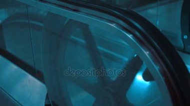 Yürüyen merdiven aşağı doğru Metro İstasyonu'na dışarı gidiyor