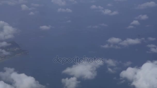 Flyga genom molnen — Stockvideo