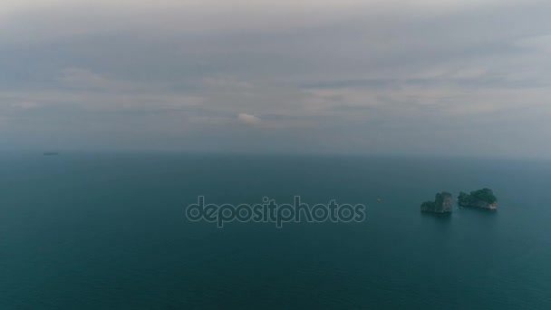 Veduta aerea di bellissimi calcari circondati da acqua di mare turchese — Video Stock