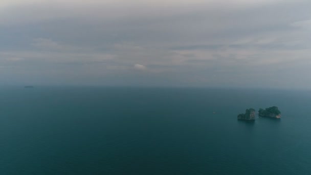 Vue aérienne de magnifiques calcaires entourés d'eau de mer turquoise 