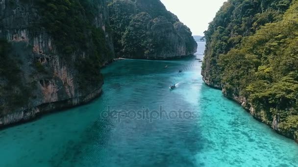 Vista aérea de hermosas aguas turquesas tropicales con barcos — Vídeos de Stock