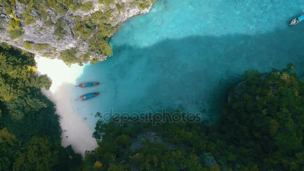Vue aérienne du paradis tropical et de la femme attrapant un drone sur une belle plage 
