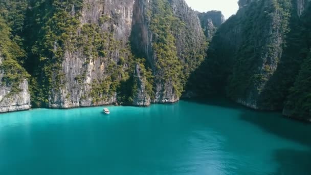 Vista aérea da bela água azul-turquesa tropical com barcos — Vídeo de Stock