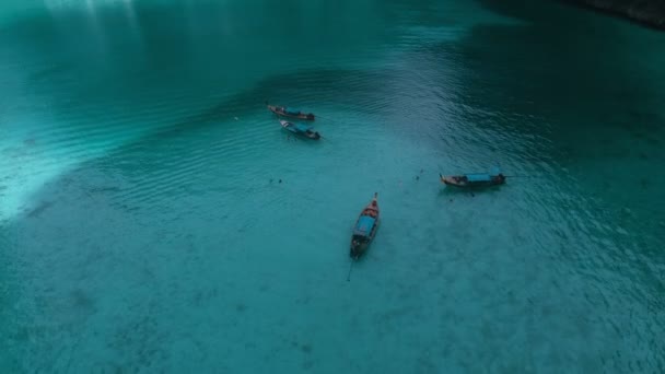 Вид з повітря на красиву тропічну бірюзову воду з човнами — стокове відео