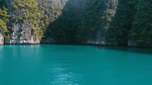 Vue aérienne de belles eaux tropicales turquoise avec des bateaux — Video