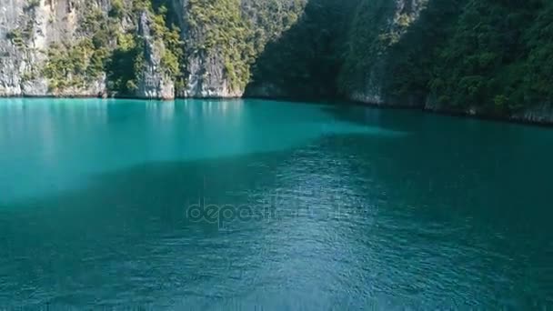 Vue aérienne de belles eaux tropicales turquoise avec des bateaux 