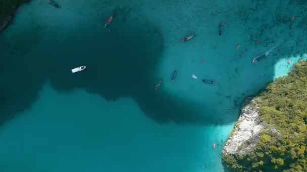 Flygfoto över vackra tropiska turkost vatten med båtar — Stockvideo