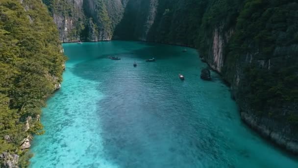 Vista aérea de hermosas aguas turquesas tropicales con barcos — Vídeos de Stock