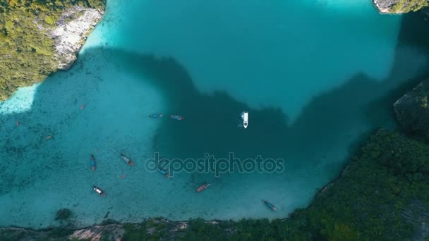 Vista aérea de hermosas aguas turquesas tropicales con barcos — Vídeos de Stock
