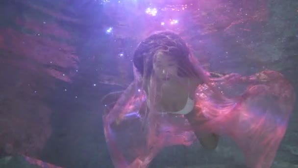 Женщина под водой — стоковое видео