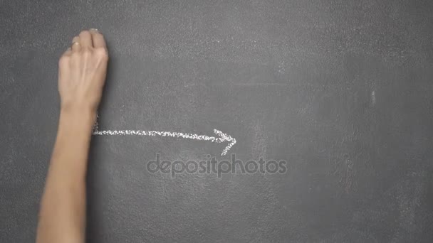 Hand mislukking lijndiagram met triest gezicht en Gbp symbool puttend uit zwarte schoolbord — Stockvideo