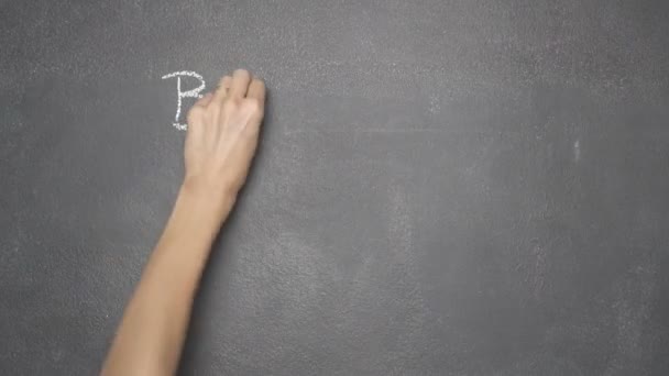 Χέρι που γράφει «Bitcoin» και «Χρυσό» στον μαύρο πίνακα κιμωλίας — Αρχείο Βίντεο