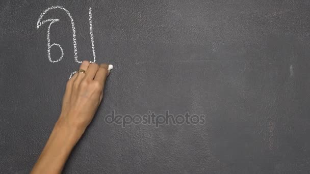 在黑色的黑板上写泰国信的手 — 图库视频影像