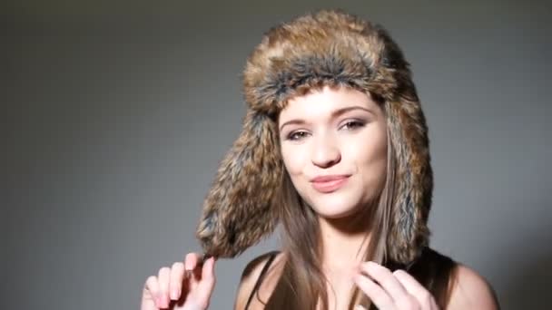 모피 모자에 예쁜 여자 — 비디오