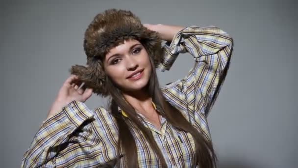 Mujer bonita en sombrero de piel — Vídeo de stock
