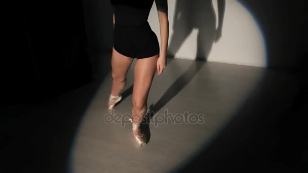 Closeup benen van dansende ballerina — Stockvideo