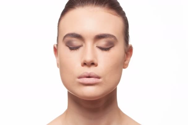 Ώρα λήξη ακολουθία του μακιγιάζ που εφαρμόζονται στο πρόσωπο του μοντέλου — Αρχείο Βίντεο