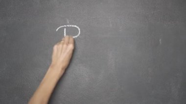 Bitcoin çizim sembolü el ve yüz siyah kara tahta üzerinde gülümseyen