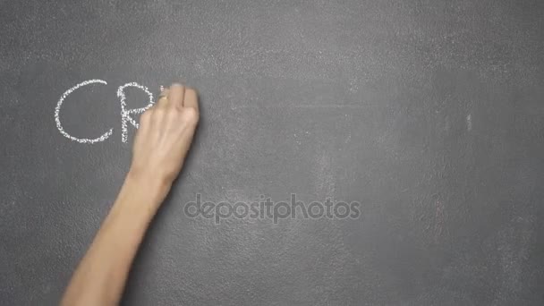 Hand skriva ”kryptovaluta” på svarta tavlan — Stockvideo