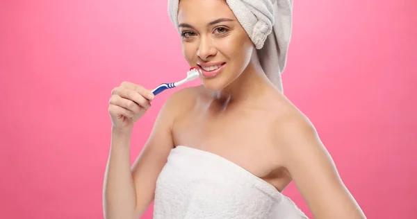 Jolie femme avec brosse à dents — Photo