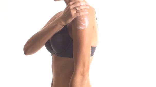 Mujer aplicando crema hidratante — Vídeo de stock