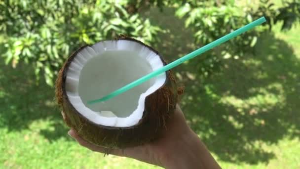 Fresh coconut drink — Stock Video