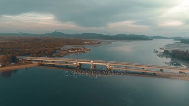 Luchtfoto van de brug en de zee met zichtbare olielek — Stockvideo