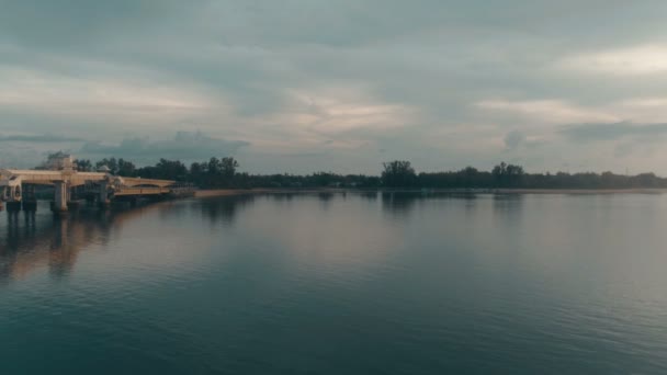 Vue aérienne de la belle mer et du pont 