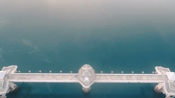 Luchtfoto van de brug en de zee met zichtbare olielek — Stockvideo