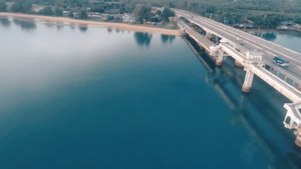 Letecký pohled na krásné moře a most — Stock video
