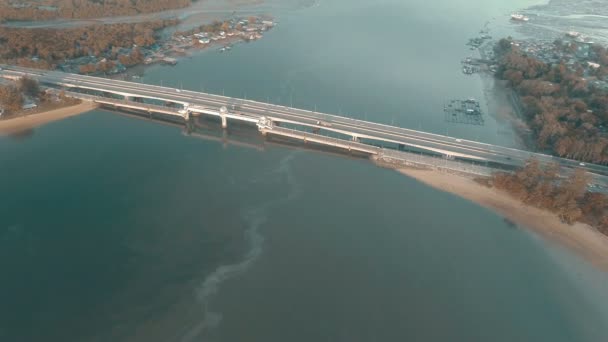 Vista aérea del puente y el mar con fugas de aceite visibles — Vídeos de Stock