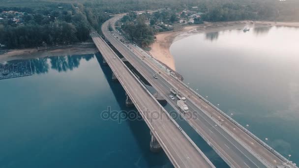 Luchtfoto van de prachtige zee en bridge — Stockvideo