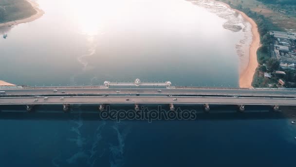 Luchtfoto van de brug en de zee met zichtbare olielek — Stockvideo
