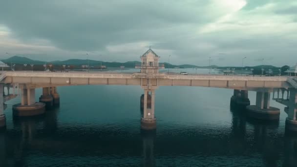 Luftaufnahme des schönen Meeres und der Brücke — Stockvideo