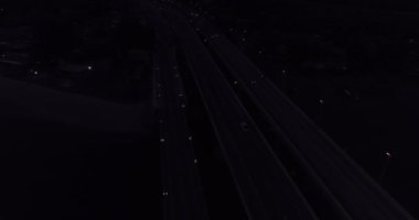 Köprü trafiğinin gece havadan görünümü