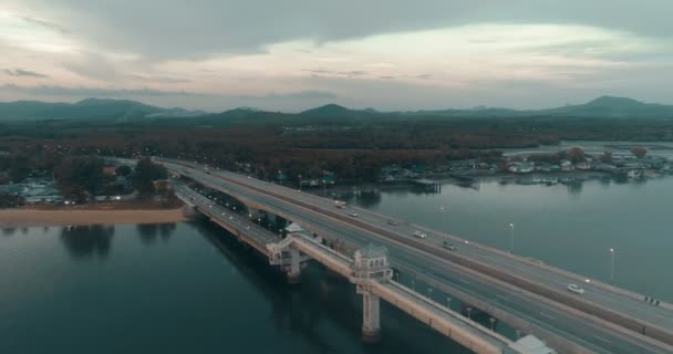 Vista aérea del hermoso mar y puente — Vídeo de stock