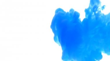 Beyaz arka plan üzerinde closeup mavi mürekkep