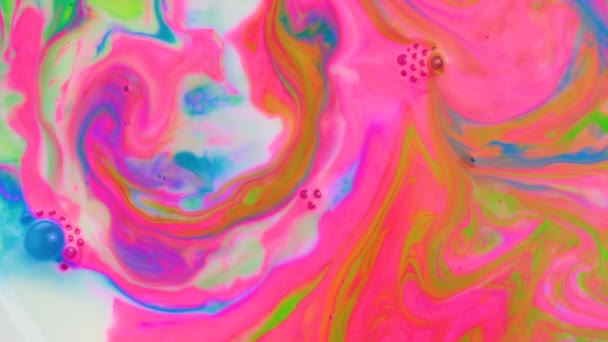 Барвиста фарба на водному фоні — стокове відео
