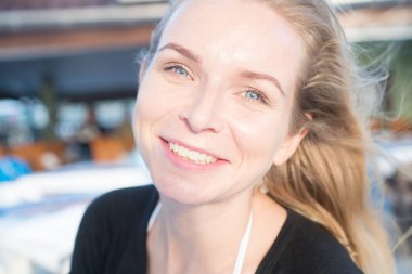 gülümseyen güzel kız