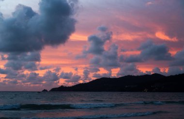 Denizin üzerinde güzel bir gün batımı