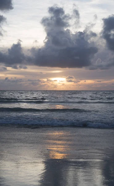 Silhouet van mensen en prachtige zonsondergang — Stockfoto