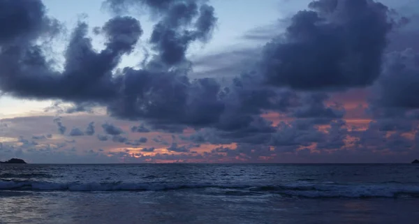 Prachtige zonsondergang boven de zee — Stockfoto