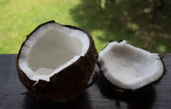 Cocos sobre fondo borroso de palmeras —  Fotos de Stock