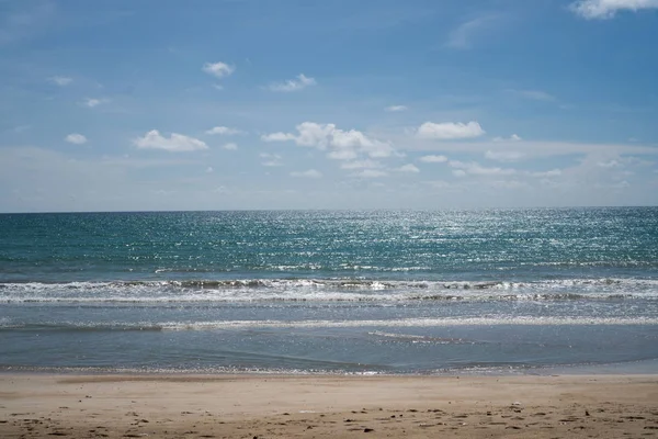 Praia e mar com céu azul — Fotografia de Stock