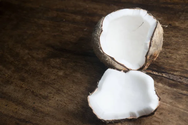 Coco sobre mesa de madera —  Fotos de Stock