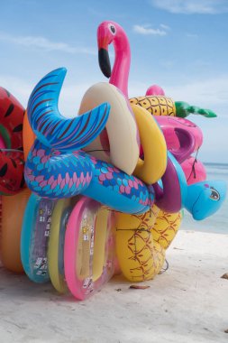 Renkli şişme oyuncaklar