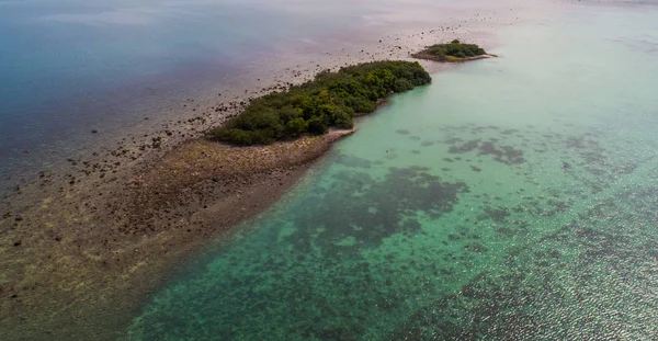 Flygfoto över små öar i havet — Stockfoto