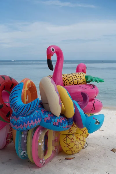Bando de brinquedos infláveis coloridos — Fotografia de Stock