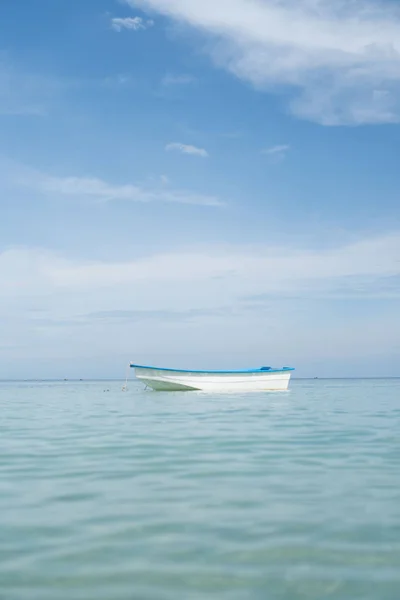 Piccola barca sul mare — Foto Stock