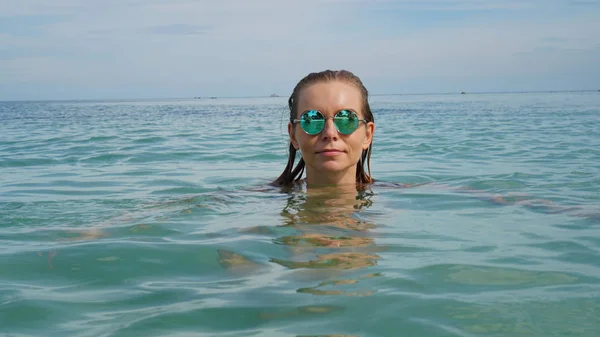 Gelukkige vrouw in het zeewater — Stockfoto